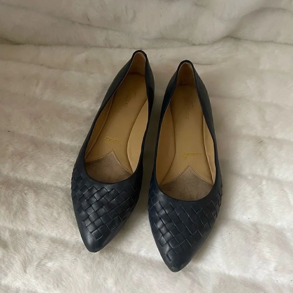 Trotters Signature leather navy blue woven slip on flats pointed toe size10.5